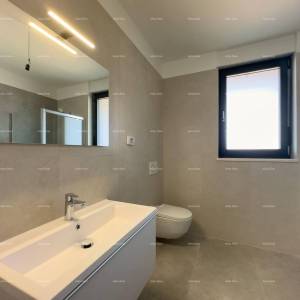 Prostrani stan u Puli s tri spavaće sobe i dvije velike terase, i modernim sadržajima blizu centra grada