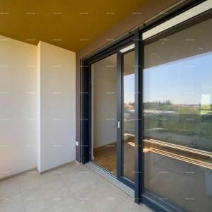 Prostrani stan u Puli s tri spavaće sobe i dvije velike terase, i modernim sadržajima blizu centra grada