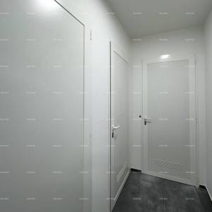 Prostrani stan u Puli s tri spavaće sobe i dvije velike terase, i modernim sadržajima blizu centra grada