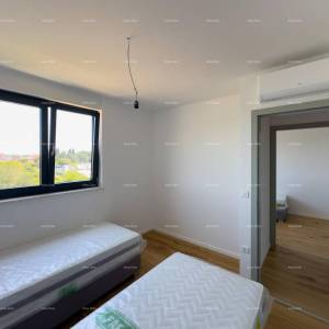 Prostrani stan u Puli s tri spavaće sobe i dvije velike terase, i modernim sadržajima blizu centra grada