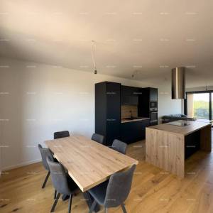 Prostrani stan u Puli s tri spavaće sobe i dvije velike terase, i modernim sadržajima blizu centra grada