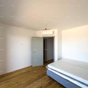 Prostrani stan u Puli s tri spavaće sobe i dvije velike terase, i modernim sadržajima blizu centra grada