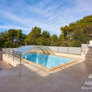 Pula Gortanova uvala, Prvi red - Luksuzna vila sa garažom i bazenom na jedinstvenoj lokaciji u Puli!