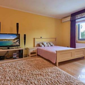 Pula Gortanova uvala, Prvi red - Luksuzna vila sa garažom i bazenom na jedinstvenoj lokaciji u Puli!