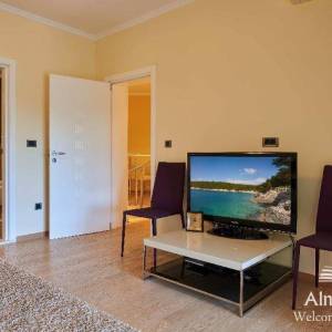 Pula Gortanova uvala, Prvi red - Luksuzna vila sa garažom i bazenom na jedinstvenoj lokaciji u Puli!