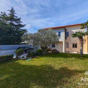 Pula Gortanova uvala, Prvi red - Luksuzna vila sa garažom i bazenom na jedinstvenoj lokaciji u Puli!