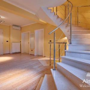 Pula Gortanova uvala, Prvi red - Luksuzna vila sa garažom i bazenom na jedinstvenoj lokaciji u Puli!