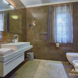 Pula Gortanova uvala, Prvi red - Luksuzna vila sa garažom i bazenom na jedinstvenoj lokaciji u Puli!