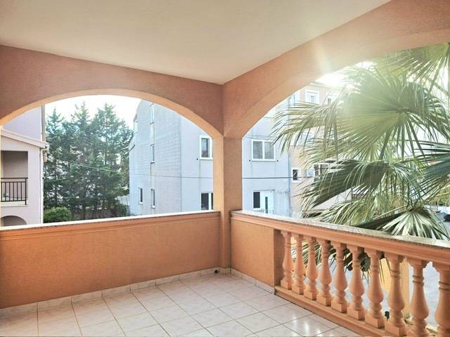 Pula - Monvidal ( Studenčeva ) 4-sobni stan 128m2, terasa, 1.kat