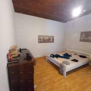 Pula!  Prizemnica s velikim vrtom i terasom.