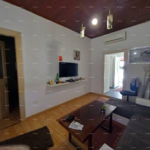 Pula!  Prizemnica s velikim vrtom i terasom.