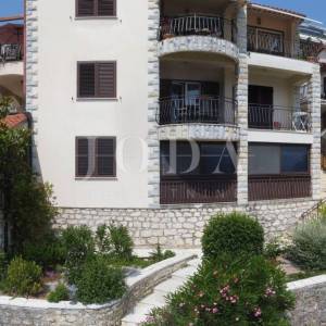 Rabac, kuća sa četiri stambene jedinice, te predivnim pogledom na more