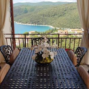 Rabac, kuća sa četiri stambene jedinice, te predivnim pogledom na more