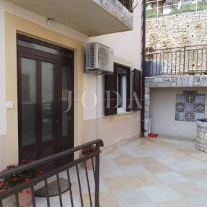 Rabac, kuća sa četiri stambene jedinice, te predivnim pogledom na more