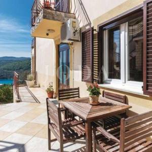 Rabac, kuća sa četiri stambene jedinice, te predivnim pogledom na more