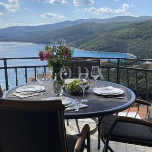 Rabac, kuća sa četiri stambene jedinice, te predivnim pogledom na more