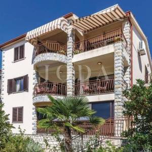 Rabac, kuća sa četiri stambene jedinice, te predivnim pogledom na more