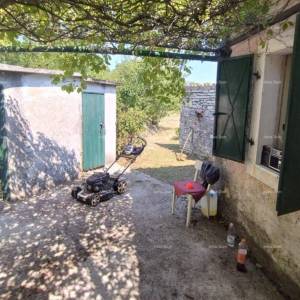 Rakalj, kamena kuća s 1.920 m² građevinskog zemljišta