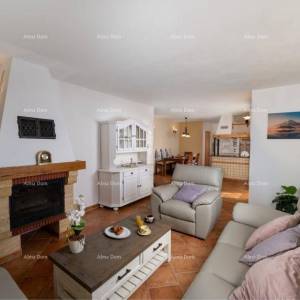 Raša, kuća s bazenom i pogledom na more