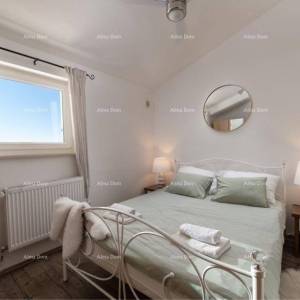 Raša, kuća s bazenom i pogledom na more