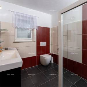 Raša, kuća s bazenom i pogledom na more