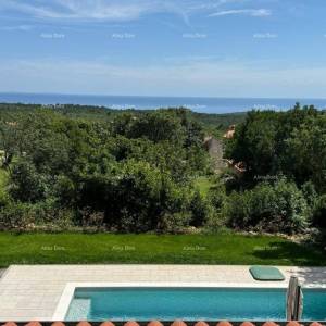 Raša, kuća s bazenom i pogledom na more