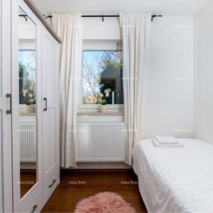 Raša, kuća s bazenom i pogledom na more