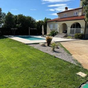 Raša, kuća s bazenom i pogledom na more