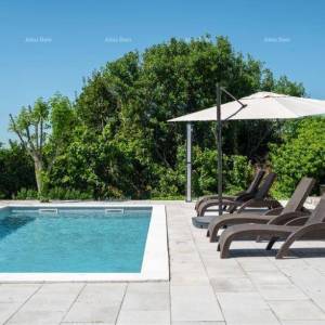 Raša, kuća s bazenom i pogledom na more