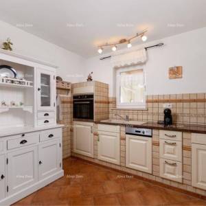 Raša, kuća s bazenom i pogledom na more