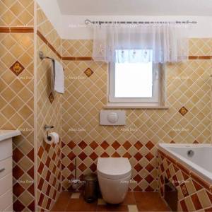 Raša, kuća s bazenom i pogledom na more