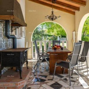 Raša, kuća s bazenom i pogledom na more