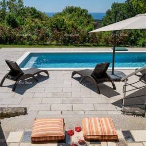 Raša, kuća s bazenom i pogledom na more