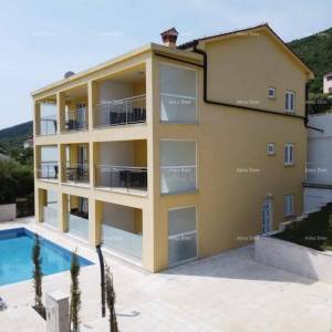 Raša, Šarmantna apartmanska kuća s bazenom i panoramskim pogledom na more