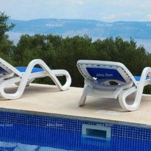 Raša, Šarmantna apartmanska kuća s bazenom i panoramskim pogledom na more