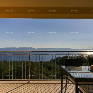 Raša, Šarmantna apartmanska kuća s bazenom i panoramskim pogledom na more