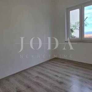 Renoviran trosoban stan s dvorištem i pogledom na more – Crikvenica, 52 m²