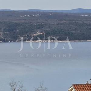 Renoviran trosoban stan s dvorištem i pogledom na more – Crikvenica, 52 m²