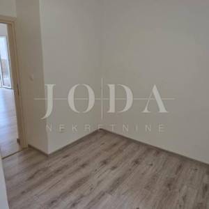 Renoviran trosoban stan s dvorištem i pogledom na more – Crikvenica, 52 m²