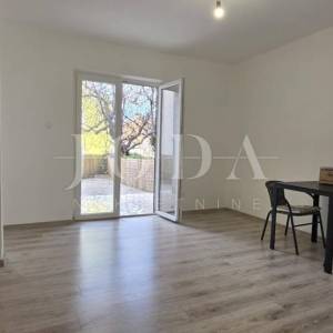 Renoviran trosoban stan s dvorištem i pogledom na more – Crikvenica, 52 m²