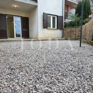 Renoviran trosoban stan s dvorištem i pogledom na more – Crikvenica, 52 m²