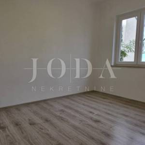 Renoviran trosoban stan s dvorištem i pogledom na more – Crikvenica, 52 m²