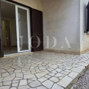 Renoviran trosoban stan s dvorištem i pogledom na more – Crikvenica, 52 m²