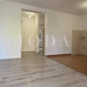 Renoviran trosoban stan s dvorištem i pogledom na more – Crikvenica, 52 m²