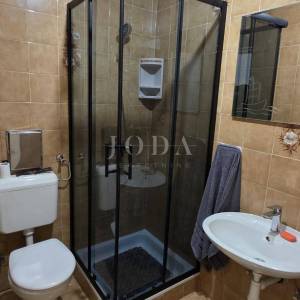 Renoviran trosoban stan s dvorištem i pogledom na more – Crikvenica, 52 m²