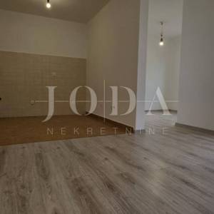 Renoviran trosoban stan s dvorištem i pogledom na more – Crikvenica, 52 m²