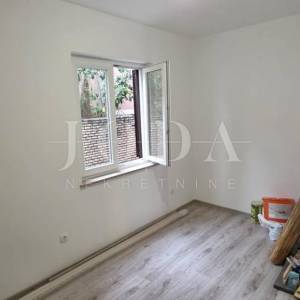 Renoviran trosoban stan s dvorištem i pogledom na more – Crikvenica, 52 m²