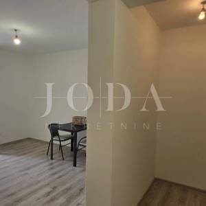 Renoviran trosoban stan s dvorištem i pogledom na more – Crikvenica, 52 m²