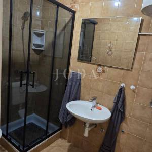 Renoviran trosoban stan s dvorištem i pogledom na more – Crikvenica, 52 m²