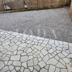 Renoviran trosoban stan s dvorištem i pogledom na more – Crikvenica, 52 m²